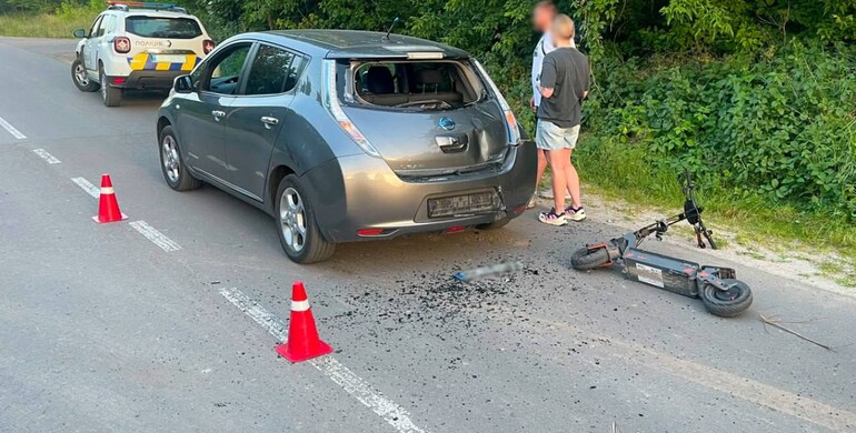 У Здолбунові неповнолітній керманич електросамоката зіткнувся із автомобілем 